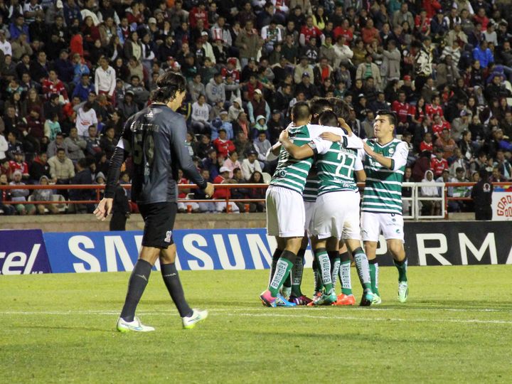 Los jugadores del Santos Laguna al final pudieron celebrar una victoria más en lo que va del año en partidos oficiales. (Fotografía de archivo)