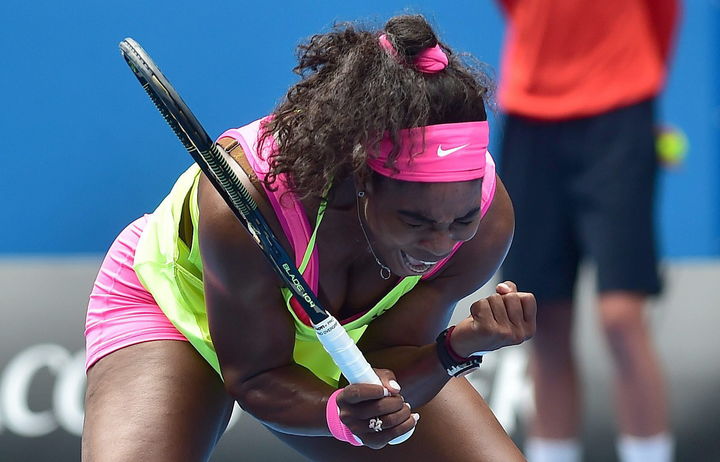 Serena Williams pasó fácilmente por encima de la eslovaca Dominika Cibulkova para acceder a las semifinales. (EFE)