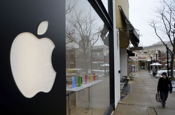 iPhone 6 con éxito. Una mujer pasa delante de una tienda del gigante tecnológico Apple en Arlington, Virginia, Estados Unidos.