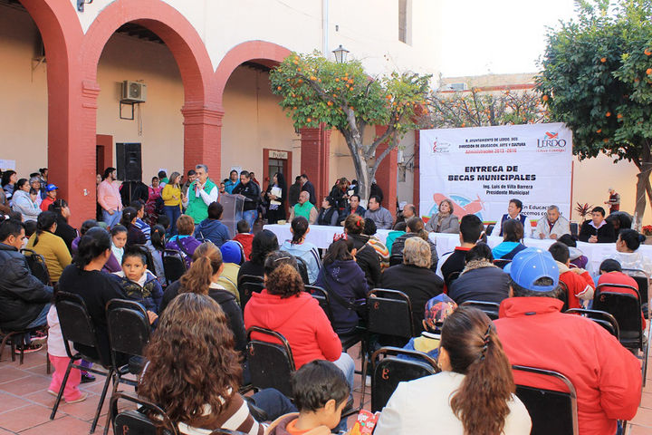 Apoyos. Autoridades presidieron la entrega de becas estudiantiles en Ciudad Lerdo.