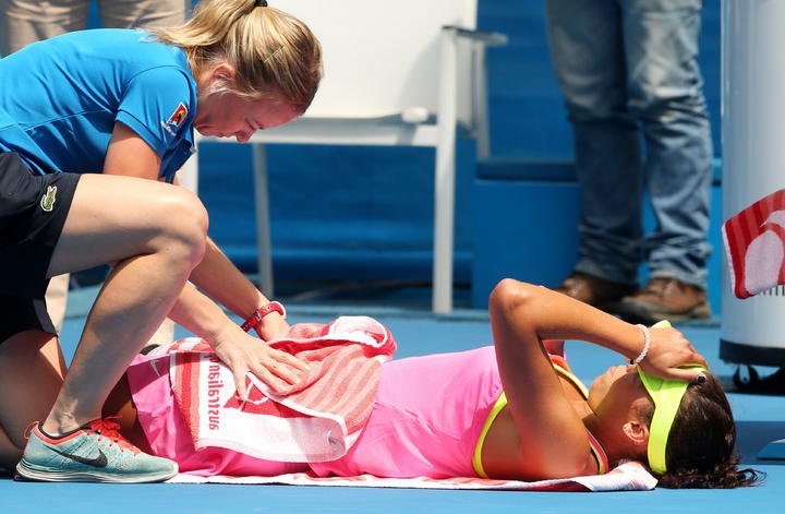 La estadounidense Madison Keys tuvo una molestia durante el partido. (EFE)