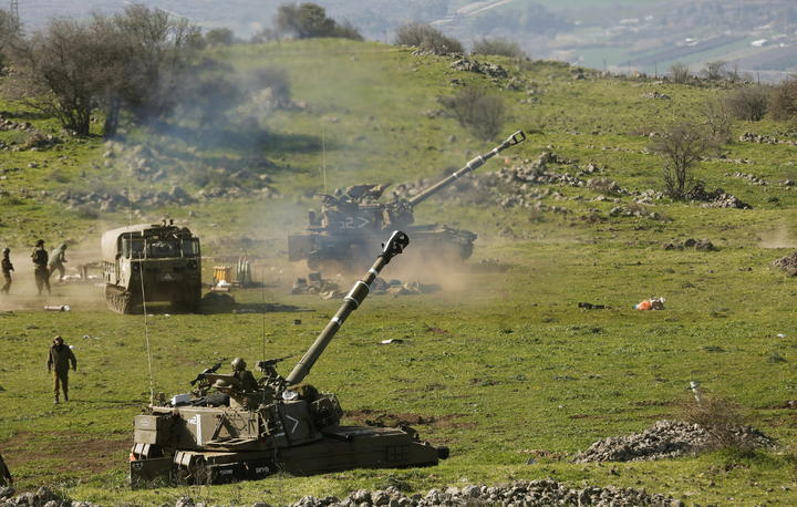 Las Fuerzas de Defensas de Israel (FDI) bombardearon este miércoles posiciones de la milicia chiíta libanesa en el sur del Líbano, después de que el grupo se atribuyó la responsabilidad del ataque contra un convoy del Ejército israelí en Har Dov. (EFE)