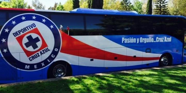 el autobús oficial del equipo Cruz Azul, reestrenó imagen., (Twitter)