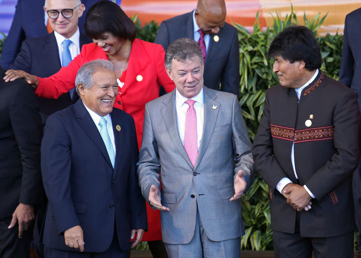 Reunión. Los presidentes Salvador Sánchez, Juan Manuel Santos y Evo Morales en la reunión del Celac. (AP)