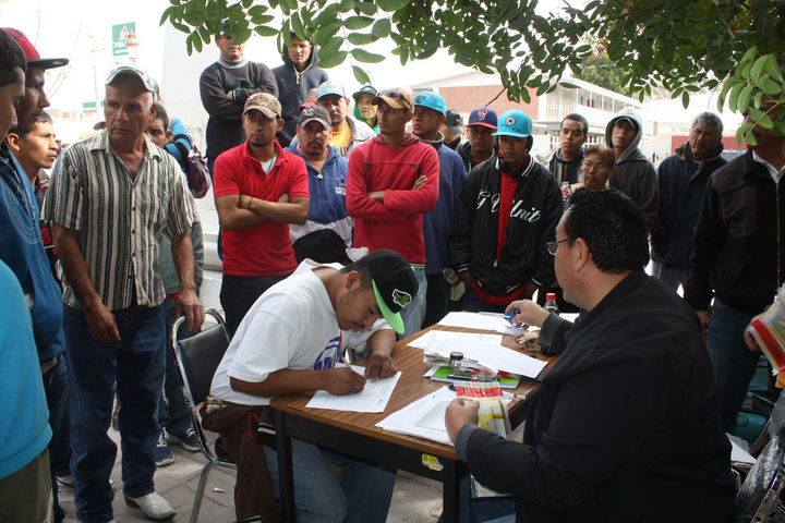 Trabajo. Ayer partió un primer grupo de trabajadores agrícolas, quienes fueron contratados en el estado de Sinaloa. (EL SIGLO DE TORREÓN/ MARY VÁZQUEZ)
