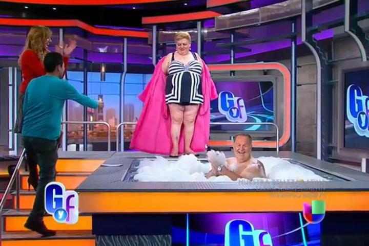 Paquita acudió como invitada al programa de Univisión 'El Gordo y la Flaca' y sorprendió al aparecer en traje de baño. 