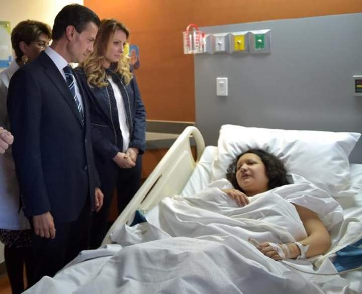 El Presidente Enrique Peña Nieto visitó a las mujeres y bebés que se encuentran hospitalizados tras la explosión de una pipa en Cuajimalpa. (Twitter)