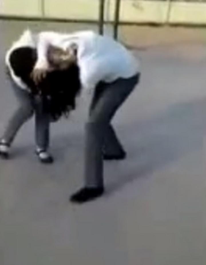 Un video de casi dos minutos de duración donde dos alumnas se golpean fue grabado con un teléfono celular y publicado en YouTube. (Imagen) 