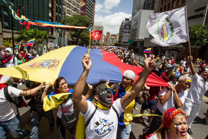 Crítica. La oposición venezolana se quejó de la nueva normatividad que autoriza el uso de armas contra las protestas. (EFE)
