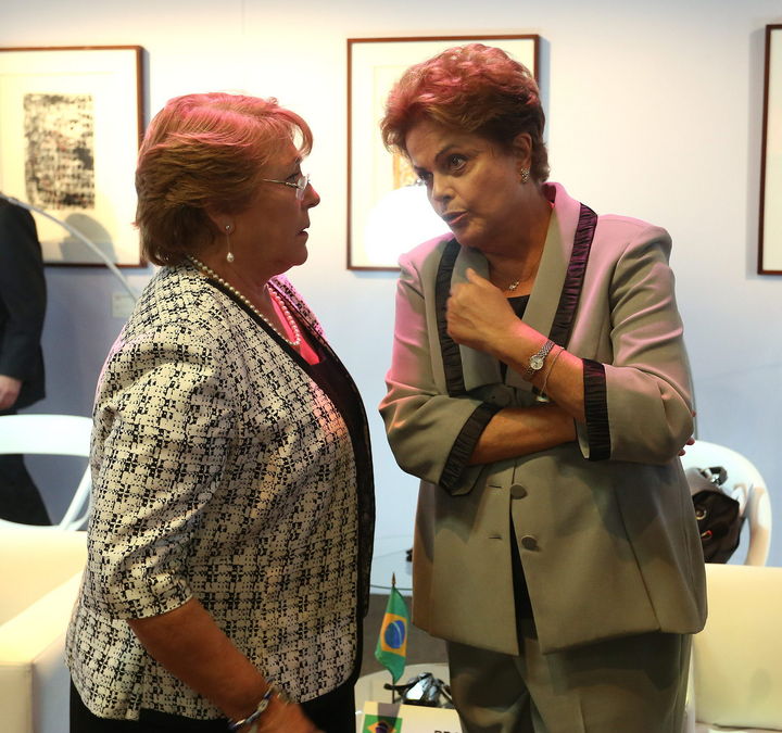 Charla. Michelle Bachelet, hablando con su homóloga brasileña, Dilma Rousseff,  en la cumbre. (AP)