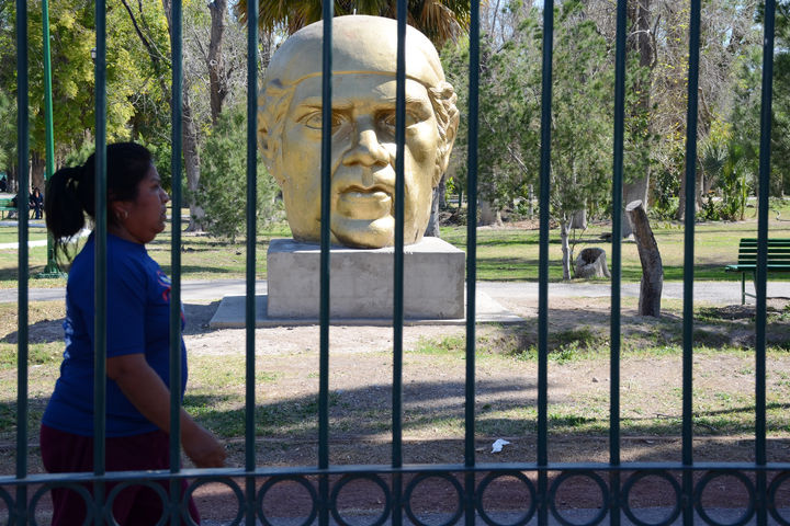Monumento. La cabeza de Morelos se observa desde el exterior del Bosque Venustiano Carranza.