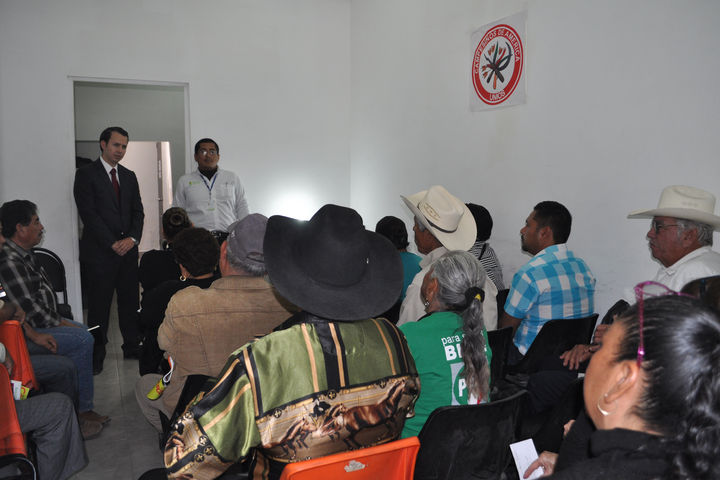 Reunión. Campesinos de la CNC recibieron asesoría de representantes de la CFE y de Profeco.