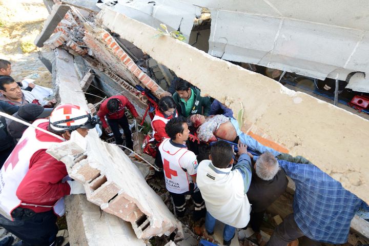 Grave accidente. Socorristas de la Cruz Roja intentan rescatar a una persona entre los escombros del hospital materno infantil de la delegación Cuajimalpa del DF, luego de la explosión de una pipa de gas que causó el desplome del 70 % del edificio. (AGENCIAS)