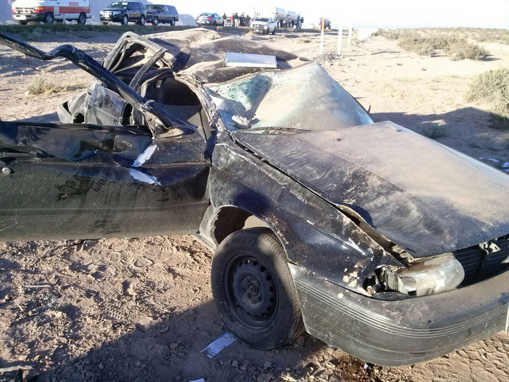 Tragedia. Un automóvil tipo Tsuru volcó sobre la terracería de la carretera Saltillo-Torreón, una joven perdió la vida.