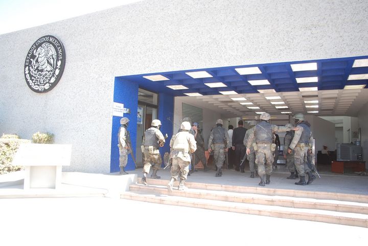 Traslado. Los soldados llegaron a las instalaciones de la PGR con los agentes de la Policía Estatal Acreditable a declarar.