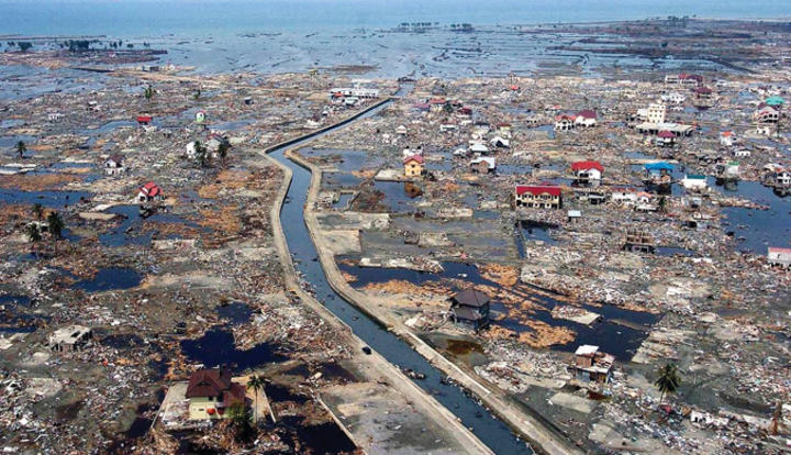 Una foto del 5 de enero de 2005, del distrito devastado de Banda Aech, en la isla indonesia de Sumatra a raíz del tsunami de 2004. (Foto: Choo Young-Kong / Getty Images).