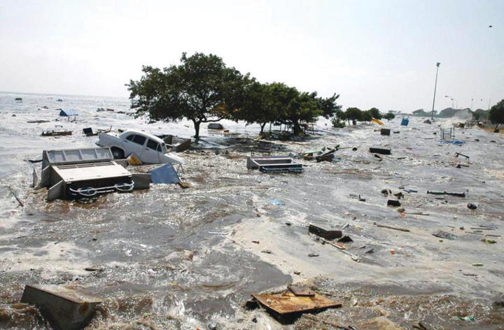 Una vista general de la escena en la playa de Marina en Madrás, India, el 26 de diciembre de 2004, después de las olas del tsunami que azotó la región. (Foto: STR / AFP / Getty images)