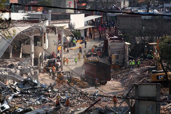 Este viernes continuaron los trabajos de remoción de escombros en el Hospital Materno Infantil de Cuajimalpa, luego de que se registrara una explosión a causa de una fuga de gas. (El Universal)