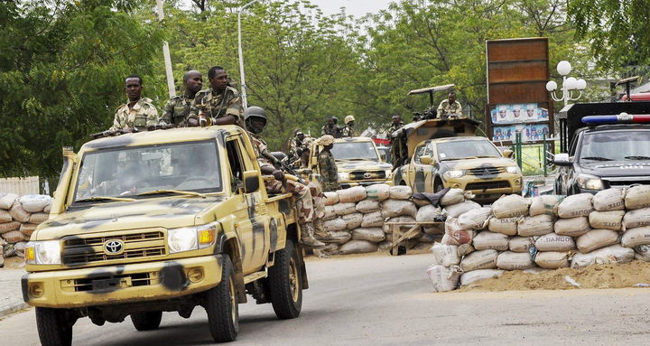 Terror. En la imagen se observa a militares nigerianos en medio de barricadas para combatir al gurpo terrorista Boko Haram.
