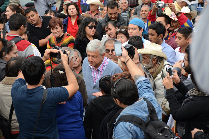 De visita. Andrés Manuel López Obrador se reunió con militantes de Morena y ciudadanos en la Plaza de Armas de Torreón.