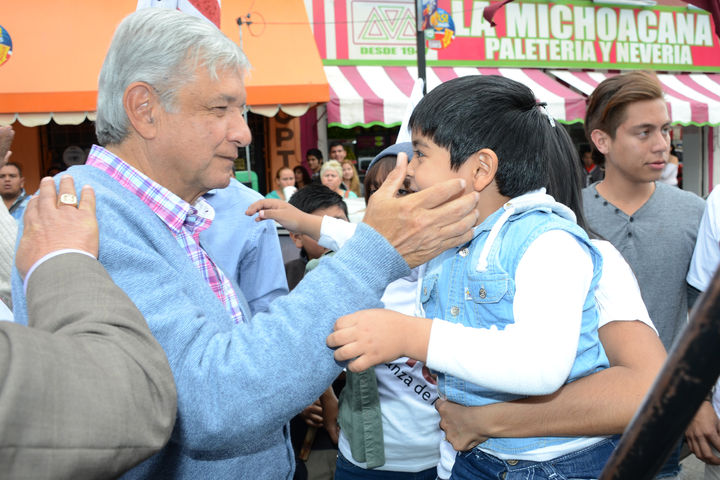 Le muestran cariño. Un pequeño emocionado saluda a Andrés Manuel antes de su conferencia en Torreón.
