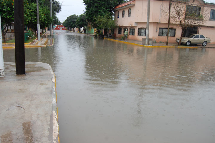Aguas negras. Sobre la calle José López Portillo y calle Quinta se observa una laguna de aguas residuales.