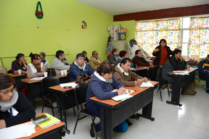 Reunión. Para definir acuerdos, los maestros disidentes se reunieron ayer en la escuela Francisco Mujica de Gómez Palacio. 