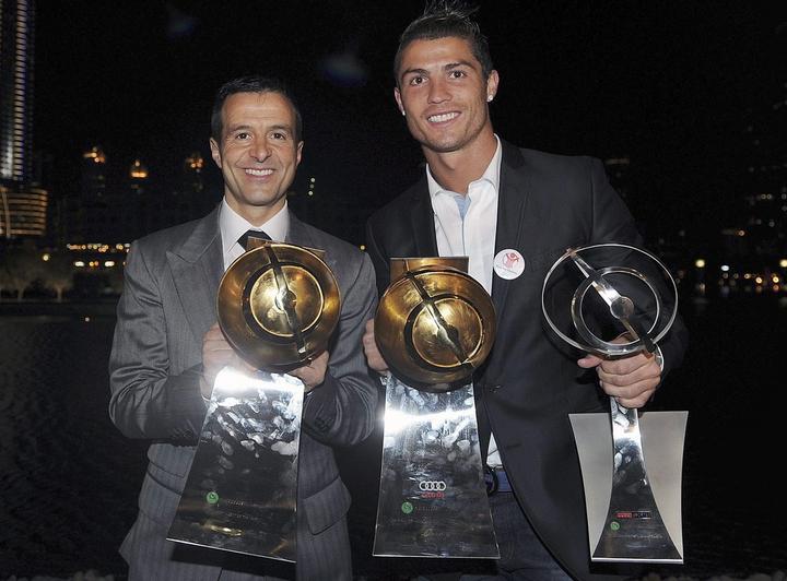 Jorge Mendes y su representado Cristiano Ronaldo posan para la foto tras la entrega del Balón de Oro el pasado mes de enero. (ARCHIVO)