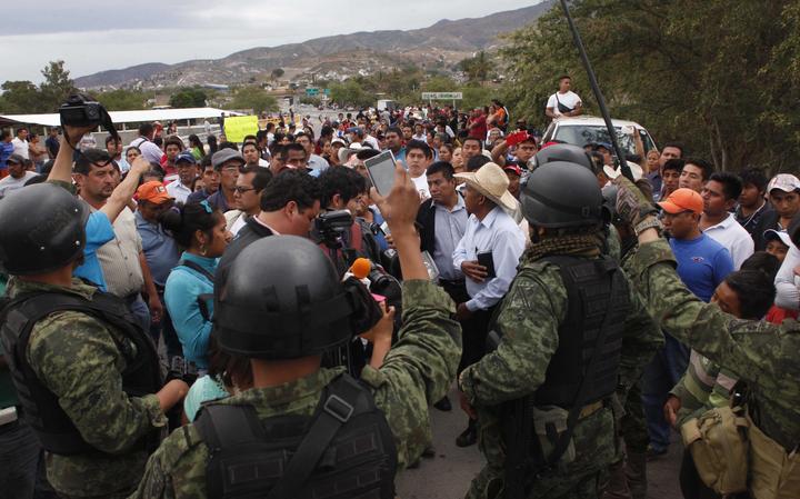 Después de una caminata sobre la carretera libre a Acapulco, pobladores de Petaquillas arribaron a la zona donde elementos del Ejército mantienen un retén, para exigir que se retiren, con el argumento de que su presencia intimida a los comunitarios. (EL UNIVERSAL)