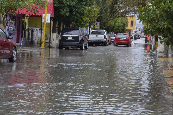 Se inundan calles. En Lerdo predominaron las calles con gran acumulación de agua en diferentes sectores por la constante lluvia.