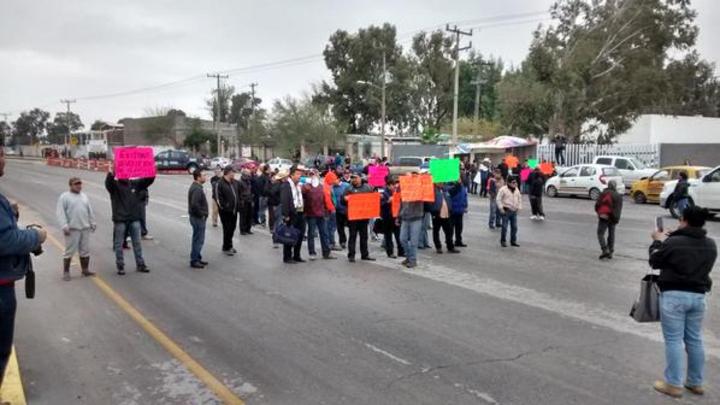 Los manifestantes exigen un alto a los decomisos de autos de procedencia extranjera así como a las multas que considera excesivas. (El Siglo de Torreón)
