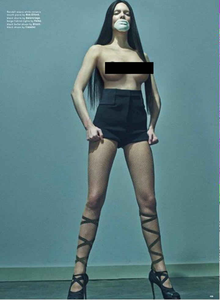 La modelo sorprendió al posar para la misma publicación portando solamente unos shorts para dejar a la vista sus pechos. 
