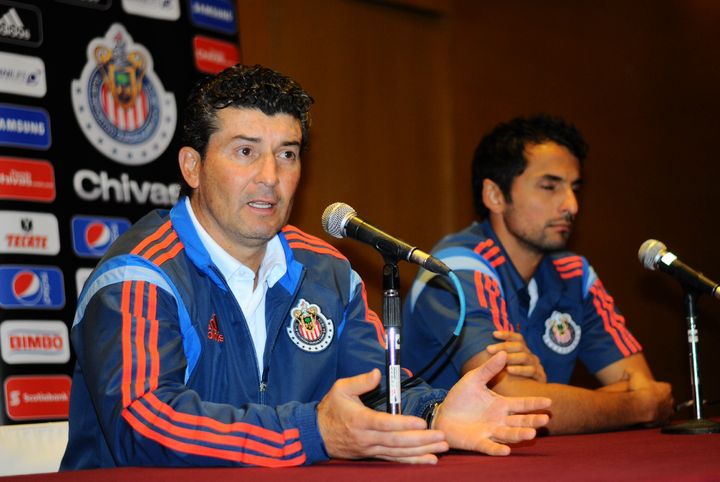El técnico de Chivas, José Manuel de la Torre, dio una rueda de prensa a su llegada a Torreón. (Jesús Galindo)