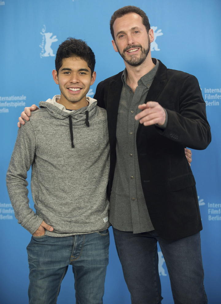 Competencia. El cineasta Gabriel Ripstein (der) posa con el actor Kristyan Ferrer en la presentación del filme 600 millas.