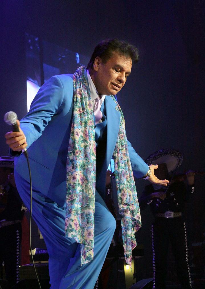 Juan Gabriel con un récord de más de 100 millones de copias vendidas a nivel mundial. (ARCHIVO)