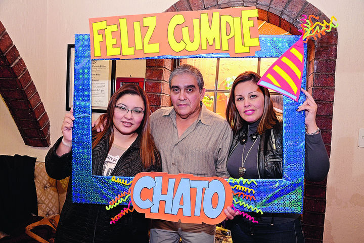   Marlene y Gaby con su papá, Vicente Cázares, en su fiesta de cumpleaños.
