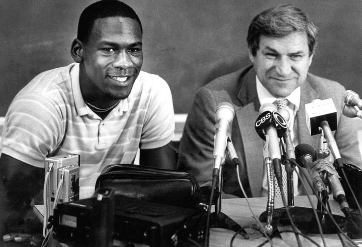 Smith (d) fue el pionero en ofrecer una beca de estudios para un atleta de raza negra en Carolina del Norte, en una era en la que la segregación racial predominaba en el sur de Estados Unidos. Fallece Dean Smith, leyenda del basquetbol universitario