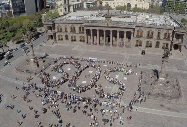 Unidos. Miles de ciudadanos y activistas se manifestaron contra el proyecto en el centro de Monterrey . (Twitter)
