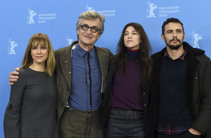 Estreno. El director alemán Wim Wenders (2i), Marie-Josee Croze (i), Charlotte Gainsbourg y James Franco en la Berlinale.