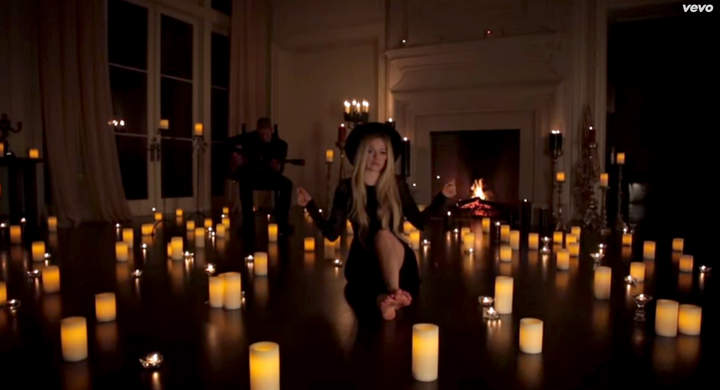 La cantante se puede ver sentada en el sueño cantando alrededor de decenas de velas. (YouTube)
