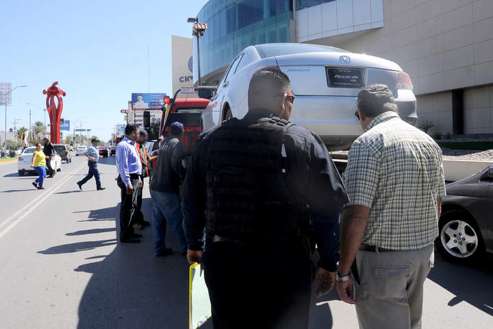 Las autoridades estatales han retirado de la circulación 102 unidades, de las cuales 74 corresponden a Torreón. (Archivo)
