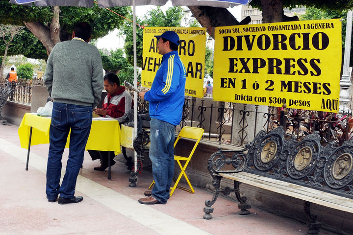Promoción. Tal ha sido su popularidad, que se ofrecen los 'divorcios expréss' hasta en la Plaza de Armas de Torreón. 