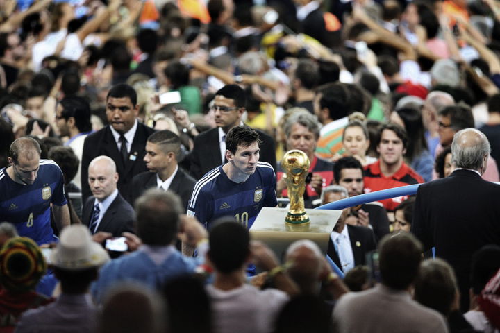 Fotografía captada por el chino Bao Tailing que ha ganado el máximo galardón del fotoperiodismo mundial en la categoría fotografía en solitario de Noticias deportivas. La imagen muestra al delantero argentino Lionel Messi durante la final de Mundial de la FIFA 2014 en el estadio Maracaná. (EFE)