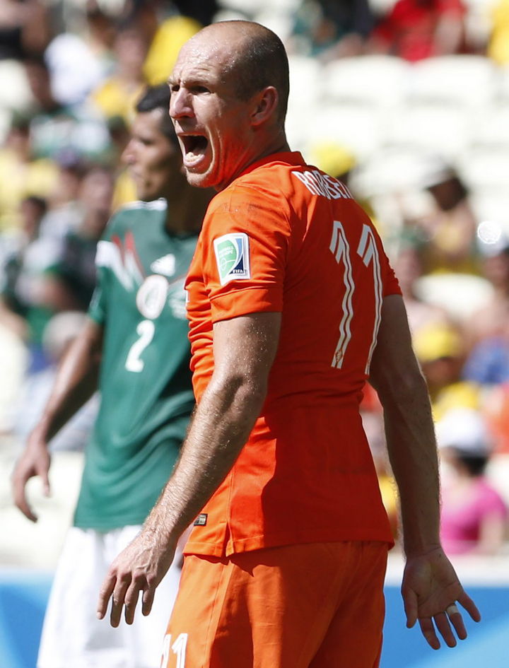 Robben fue señalado por 'dejarse caer' en el juego contra México. Sí fue penal: Robben