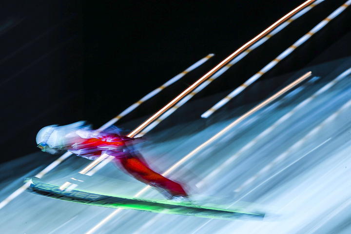 Instantánea captada por el fotógrafo de la agencia European Pressphoto Agency Sergei Ilnitsky que ha ganado el segundo premio World Press Photo 2014 en la categoría de Historias deportivas. La imagen muestra al saltador de esquí Vadim Shishkin durante la Copa del Mundo de Saltos de Esquí celebrada en Nizhny Tagil, Rusia. (EFE)
