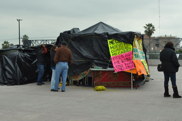 Reforzado. Al campamento improvisado frente a la Presidencia de Torreón se le colocó hule para evitar el paso de la lluvia. 