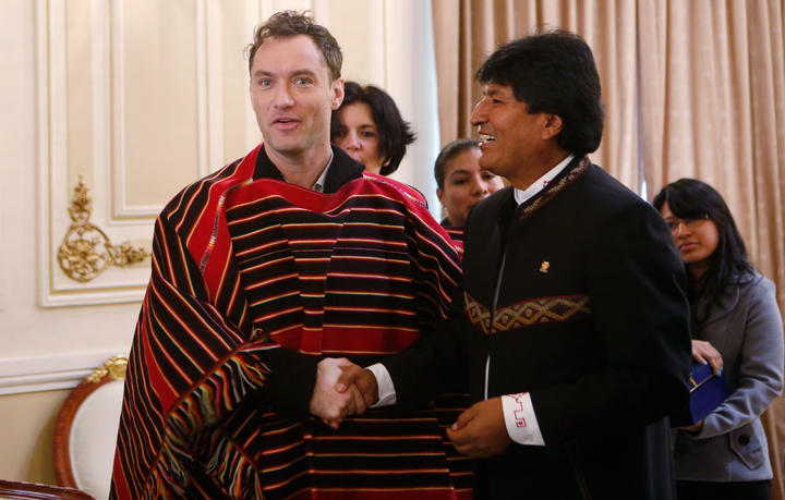 Bienvenida. El actor, quien ha sido nominado en dos ocasiones al Oscar, recibió de manos de Morales un poncho indígena del altiplano boliviano. 
