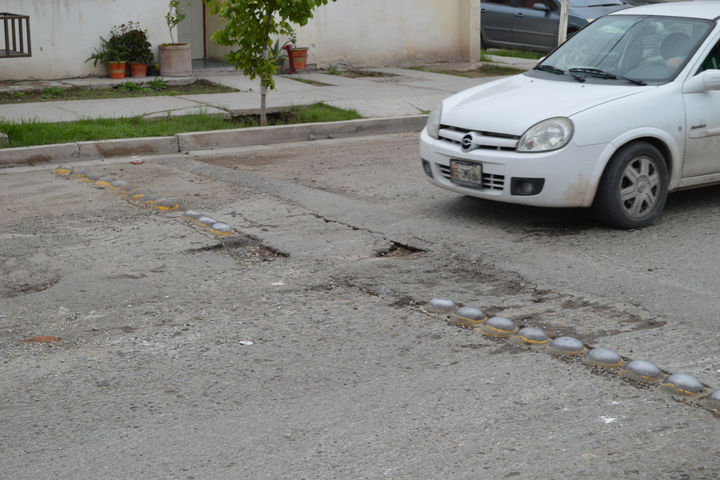 Zonas de riesgo. Algunos topes de la avenida Allende, al oriente de Torreón, están acompañados de baches y hundimientos.
