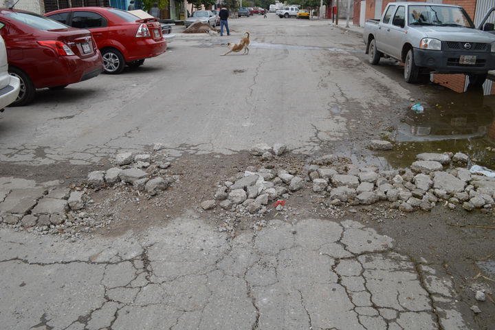 
Se deshacen. A unos metros de la avenida La Paz, en la colonia Nueva California, se desmoronan algunos topes de concreto.
