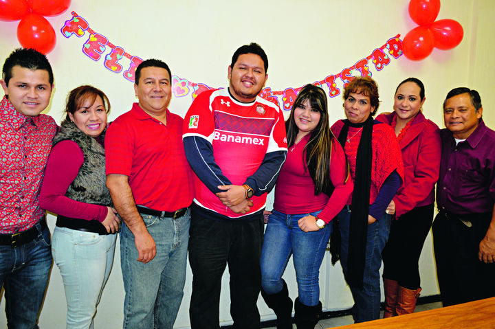   Eduardo Ramírez, Lic. Fabiola Martínez, Lic. Alonso Flores, Lic. Berenice García, Mayela Medina, Lic. Lorena Llanas y Lic. Rubén Ortiz en una amena convivencia.
